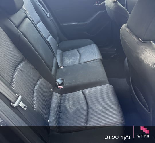 מושב אחורי של רכב עם לכלוך קל על המושבים